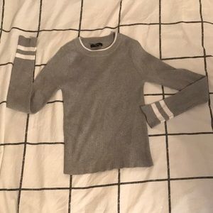 Long sleeve ribbed shirt.